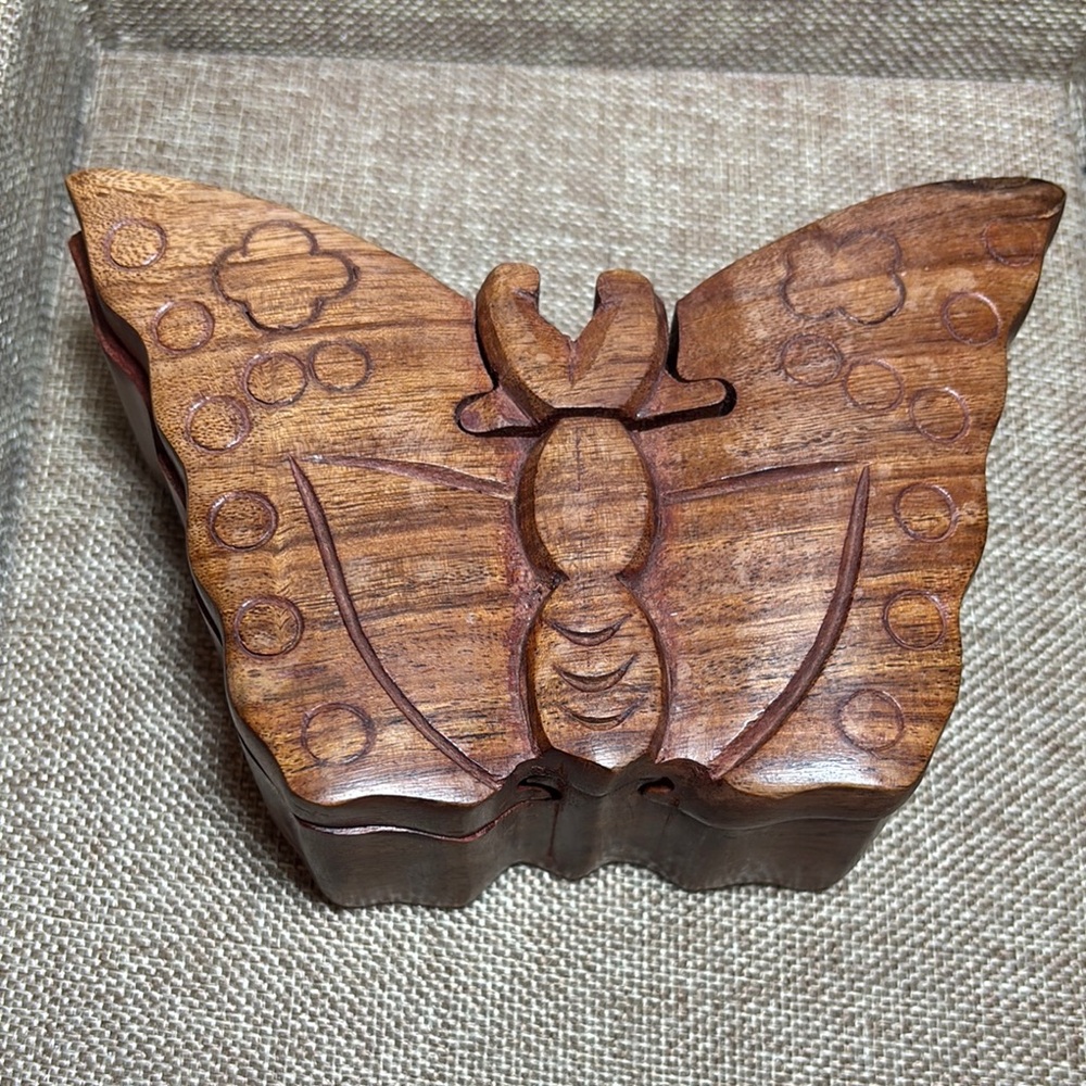 Butterfly Puzzle Trinket Box 6”Lx4”Wx2 1/8”H Hand Carved Wood Medium Shade